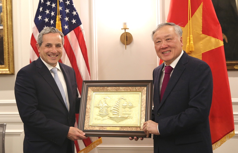 Ph&oacute; Thủ tướng Thường trực Nguyễn H&ograve;a B&igrave;nh v&agrave; Ph&oacute; Chủ tịch phụ tr&aacute;ch ni&ecirc;m yết v&agrave; dịch vụ Chris Taylor - Ảnh: VGP/Nguyễn Ho&agrave;ng