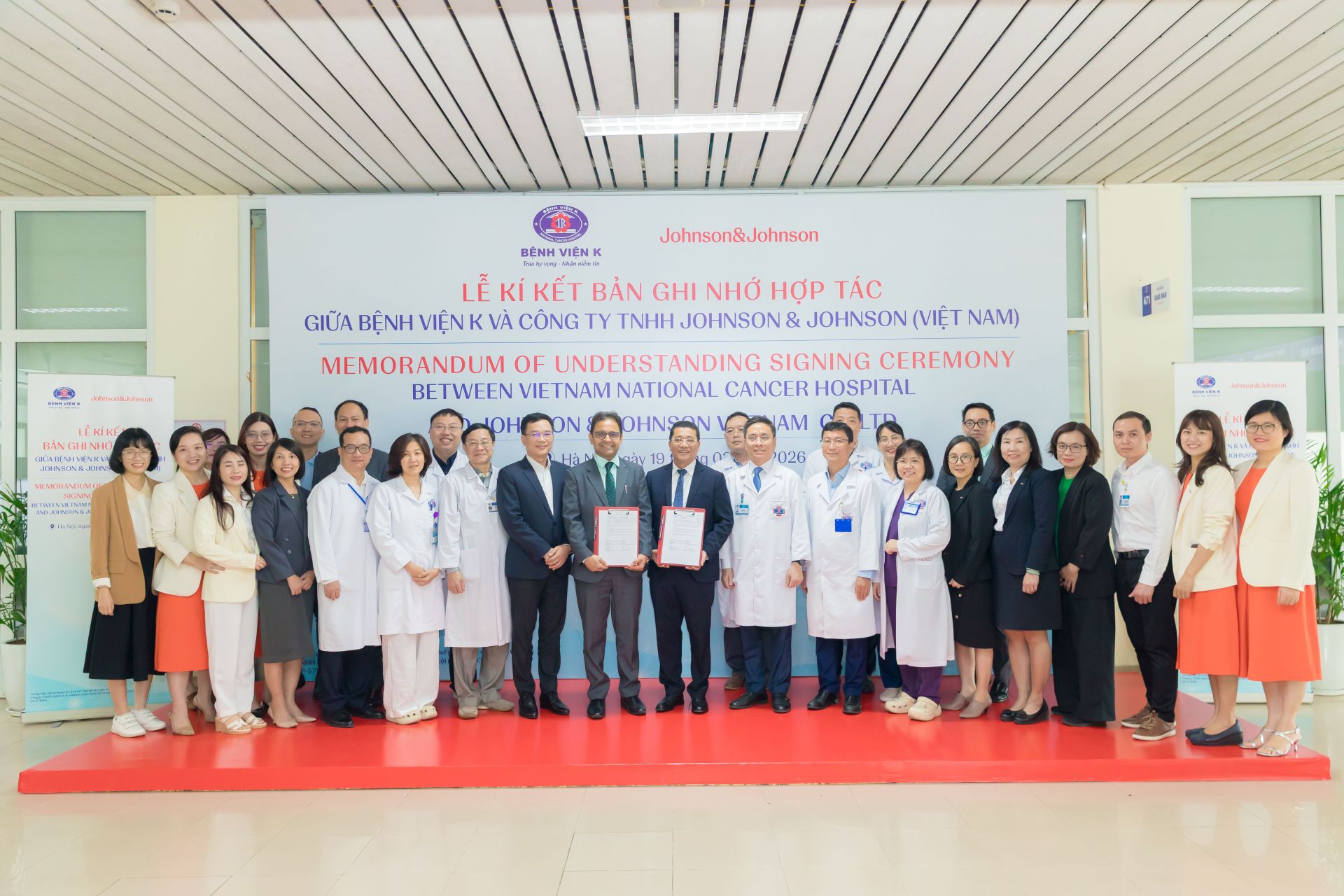Đại diện Johnson & Johnson (Việt Nam) v&agrave; Bệnh viện K