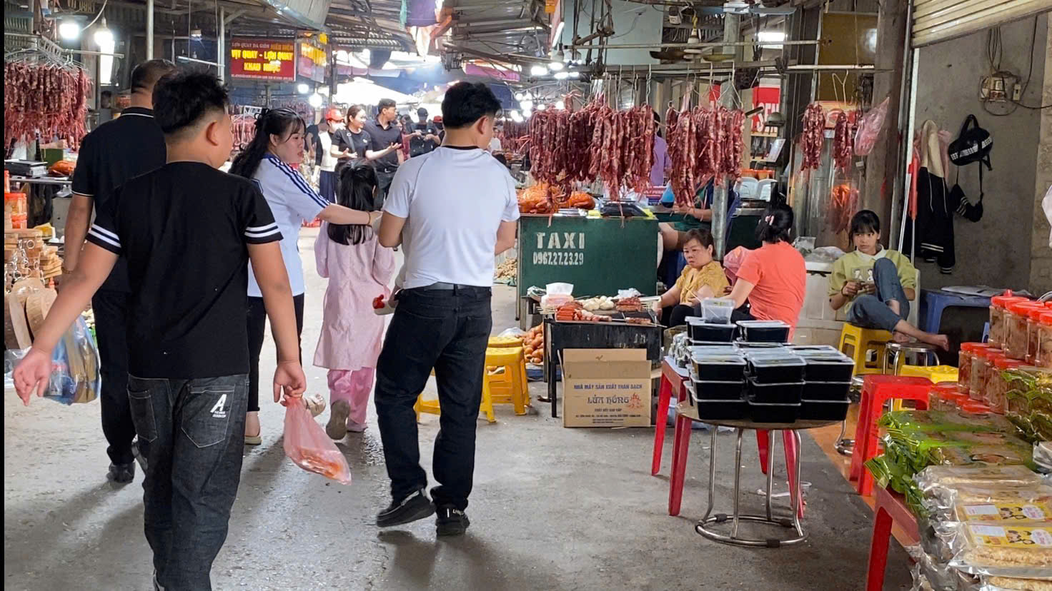 La liệt c&aacute;c cơ sở b&agrave;y b&aacute;n đặc sản địa phương dọc lối v&agrave;o cổng Đền