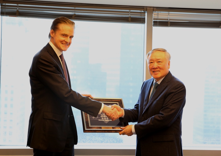 Ph&oacute; Thủ tướng Thường trực Ch&iacute;nh phủ tiếp &ocirc;ng Christopher Turner, Gi&aacute;m đốc điều h&agrave;nh Quỹ đầu tư tư nh&acirc;n Warburg Pincus - Ảnh: VGP/Nguyễn Ho&agrave;ng