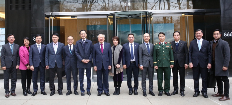 Ph&oacute; Thủ tướng Thường trực Ch&iacute;nh phủ Nguyễn H&ograve;a B&igrave;nh v&agrave; c&aacute;c th&agrave;nh vi&ecirc;n Ph&aacute;i đo&agrave;n Thường trực Việt Nam tại Li&ecirc;n Hợp Quốc ở New York - Ảnh: VGP/Nguyễn Ho&agrave;ng