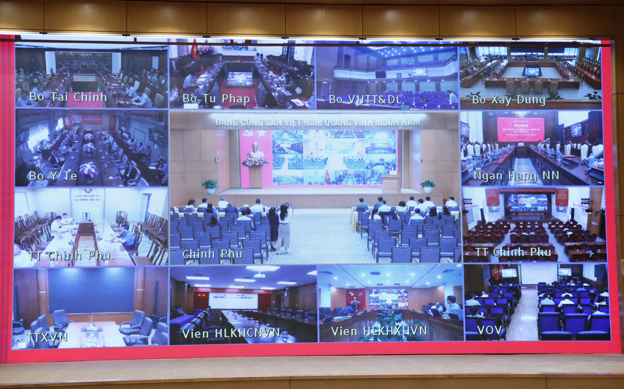 Hội nghị được tổ chức bằng h&igrave;nh thức trực tiếp kết hợp trực tuyến với 112 điểm cầu v&agrave; hơn 2.000 đại biểu tham dự