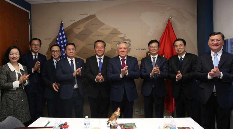 Ph&oacute; Thủ tướng Thường trực Ch&iacute;nh phủ Nguyễn H&ograve;a B&igrave;nh thăm trụ sở của Vietcombank tại New York - Ảnh: VGP/Nguyễn Ho&agrave;ng