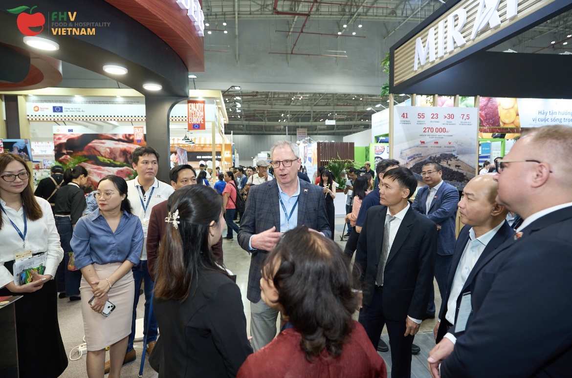 Đại diện Ban tổ chức v&agrave; kh&aacute;ch mời tham quan c&aacute;c gian h&agrave;ng tại Triển l&atilde;m.