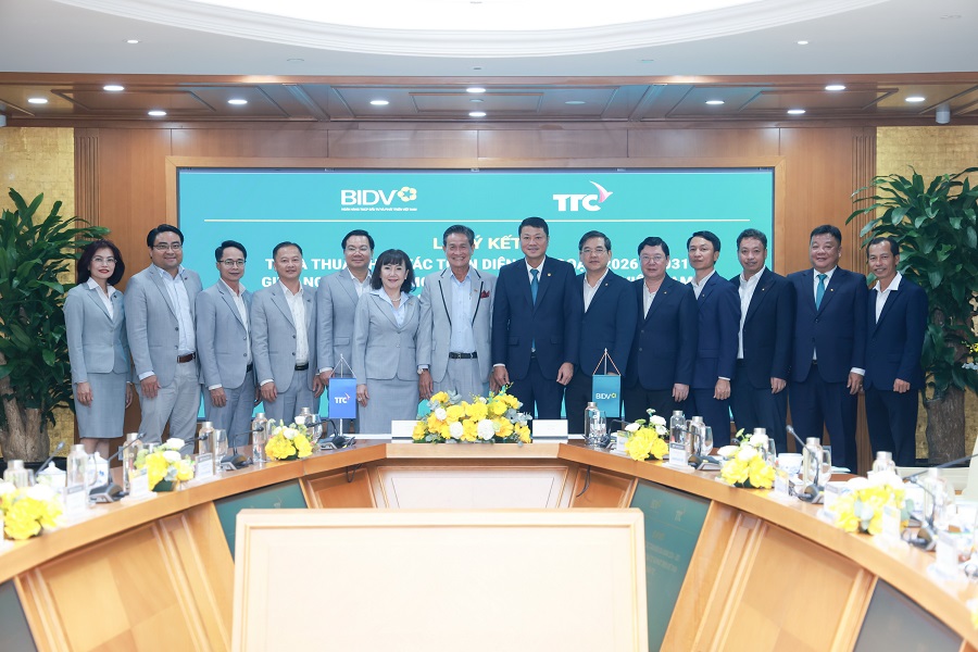 C&aacute;c đại biểu ch&uacute;c mừng th&agrave;nh c&ocirc;ng Lễ k&yacute; kết thỏa thuận hợp t&aacute;c