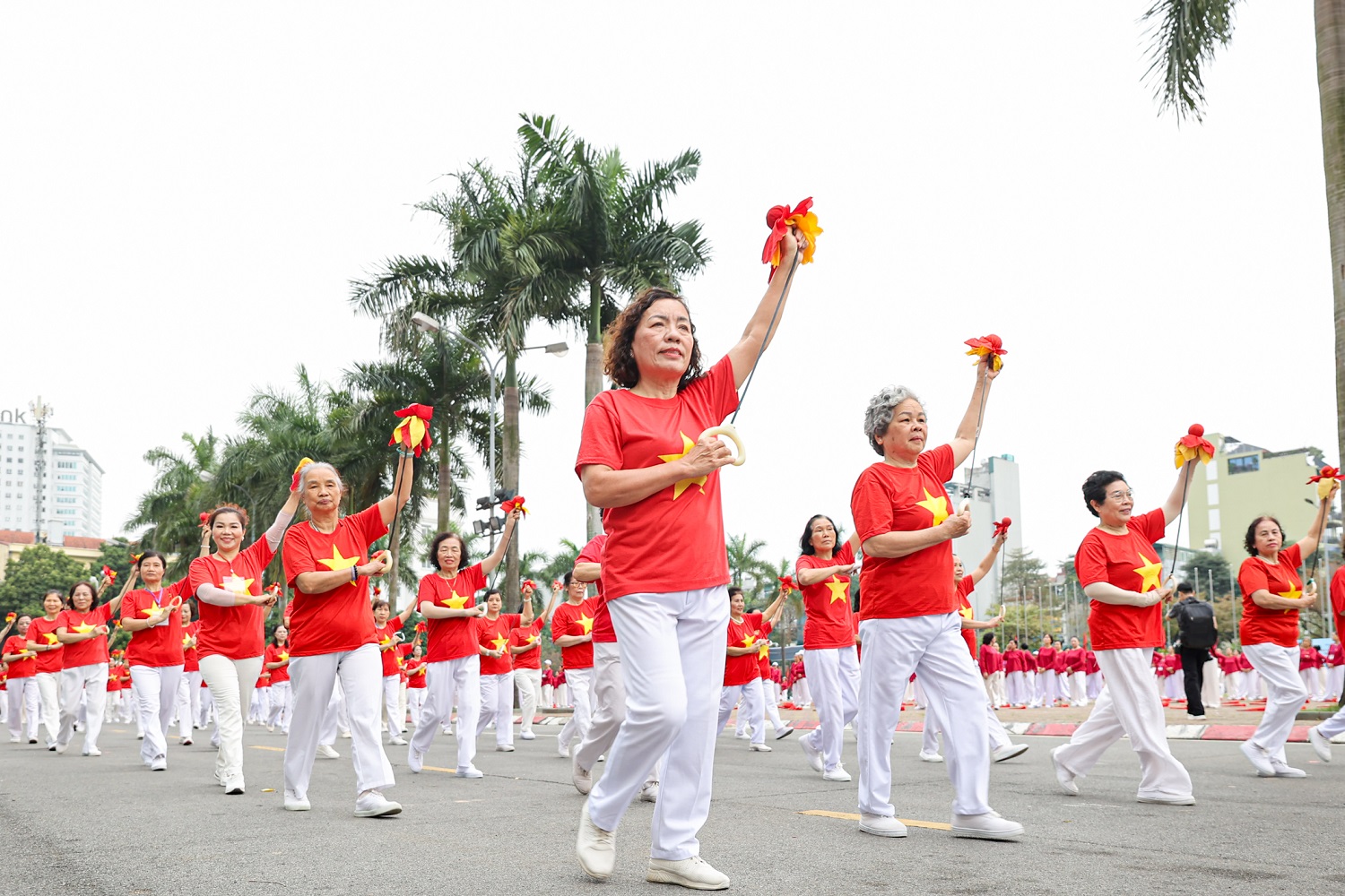 Ng&agrave;y 21/03/2026, Hội SKNT người trung cao tuổi H&agrave; Nội phối hợp c&ugrave;ng Vinamilk v&agrave; nh&atilde;n h&agrave;ng Vinamilk Sure tổ chức Ng&agrave;y hội x&aacute;c lập kỷ lục M&uacute;a quạt dưỡng sinh d&agrave;nh cho người trung cao tuổi. Sự kiện thu h&uacute;t sự tham gia, đồng diễn của gần 3.000 người tr&ecirc;n địa b&agrave;n.