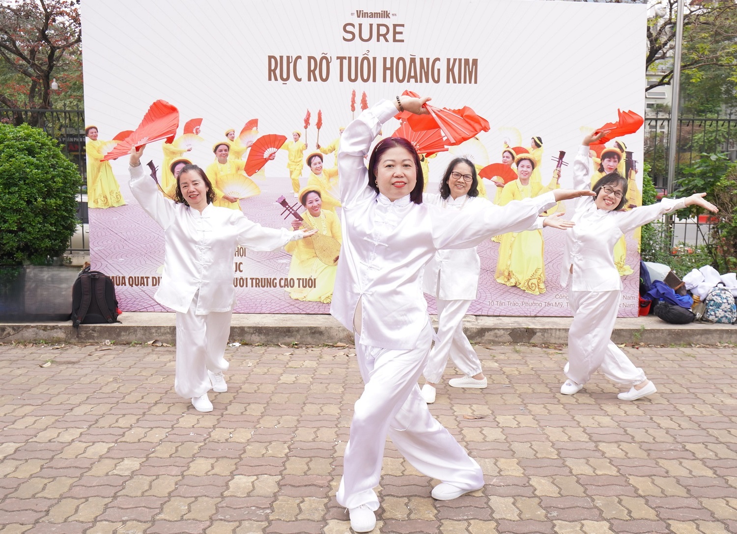 Cũng theo ban tổ chức, ở giai đoạn trung ni&ecirc;n v&agrave; cao tuổi, cơ thể v&agrave; tinh thần c&oacute; nhiều thay đổi ảnh hưởng đến chất lượng cuộc sống. Việc duy tr&igrave; những hoạt động thể dục, dưỡng sinh ph&ugrave; hợp v&agrave; chế độ ăn uống l&agrave;nh mạnh l&agrave; b&iacute; quyết gi&uacute;p người cao tuổi cải thiện sức khỏe, tăng cường dẻo dai, giữ tinh thần minh mẫn cũng như sống vui v&agrave; tự tin hơn mỗi ng&agrave;y.