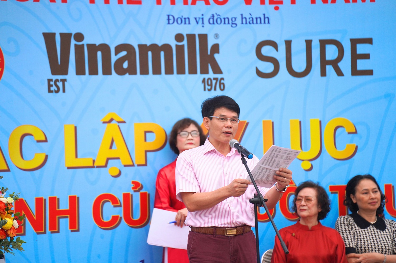 Đ&oacute; cũng l&agrave; l&yacute; do Vinamilk v&agrave; nh&atilde;n h&agrave;ng sữa bột cho người lớn Vinamilk Sure bền bỉ đồng h&agrave;nh c&ugrave;ng c&aacute;c hoạt động thể dục, dưỡng sinh d&agrave;nh cho người cao tuổi nhiều năm qua.&ldquo;Việc đồng h&agrave;nh c&ugrave;ng Hội SKNT người trung cao tuổi TP. H&agrave; Nội kh&ocirc;ng chỉ l&agrave; một hoạt động &yacute; nghĩa, m&agrave; c&ograve;n l&agrave; một phần trong cam kết l&acirc;u d&agrave;i của ch&uacute;ng t&ocirc;i: g&oacute;p phần gi&uacute;p người cao tuổi sống chủ động hơn, khỏe mạnh hơn v&agrave; tự tin tận hưởng tuổi v&agrave;ng của m&igrave;nh. Đ&acirc;y cũng ch&iacute;nh l&agrave; tinh thần &lsquo;ho&agrave;ng kim rực rỡ&rsquo; m&agrave; Vinamilk mong muốn gửi gắm đến cộng đồng&rdquo;, &ocirc;ng Phạm Tuy&ecirc;n, Gi&aacute;m đốc Chi nh&aacute;nh Vinamilk H&agrave; Nội chia sẻ tại sự kiện.