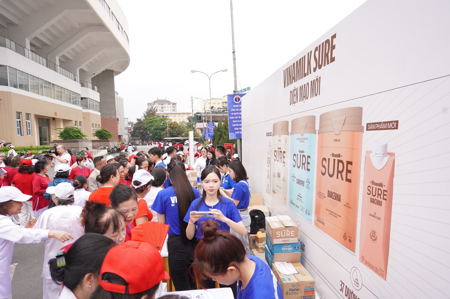 Trong kh&ocirc;ng kh&iacute; s&ocirc;i động của ng&agrave;y hội, khu vực tư vấn dinh dưỡng của Vinamilk Sure thu h&uacute;t đ&ocirc;ng đảo người cao tuổi dừng ch&acirc;n. Tại đ&acirc;y, c&aacute;c chuy&ecirc;n gia đến từ Vinamilk chia sẻ về chăm s&oacute;c sức khỏe chủ động ở tuổi trung ni&ecirc;n v&agrave; cao tuổi, đồng thời tiếp sức cho người tham gia qua c&aacute;c sản phẩm dinh dưỡng ph&ugrave; hợp như sữa đậu n&agrave;nh, sữa tươi, sữa chua ăn&hellip;