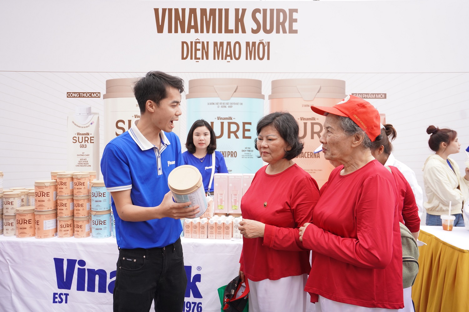 Bộ ba sản phẩm Vinamilk Sure được ph&aacute;t triển theo nhu cầu dinh dưỡng đặc th&ugrave; của người trung v&agrave; cao tuổi, ph&ugrave; hợp xu hướng chăm s&oacute;c sức khỏe chủ động ng&agrave;y c&agrave;ng được quan t&acirc;m trong cộng đồng. Cụ thể, thực phẩm dinh dưỡng y học Sure Prevent Gold với 39 dưỡng chất hỗ trợ ăn ngon, cải thiện giấc ngủ; Thực phẩm dinh dưỡng y học Sure Diecerna cung cấp 37 dưỡng chất, c&ocirc;ng thức GI (chỉ số đường huyết) thấp d&agrave;nh cho người tiểu đường v&agrave; tiền tiểu đường; v&agrave; Thực phẩm bổ sung Sure CanxiPro &ndash; sữa dinh dưỡng &iacute;t b&eacute;o chứa 36 dưỡng chất, bổ sung bộ chất chuy&ecirc;n biệt cho hệ cơ xương khớp.