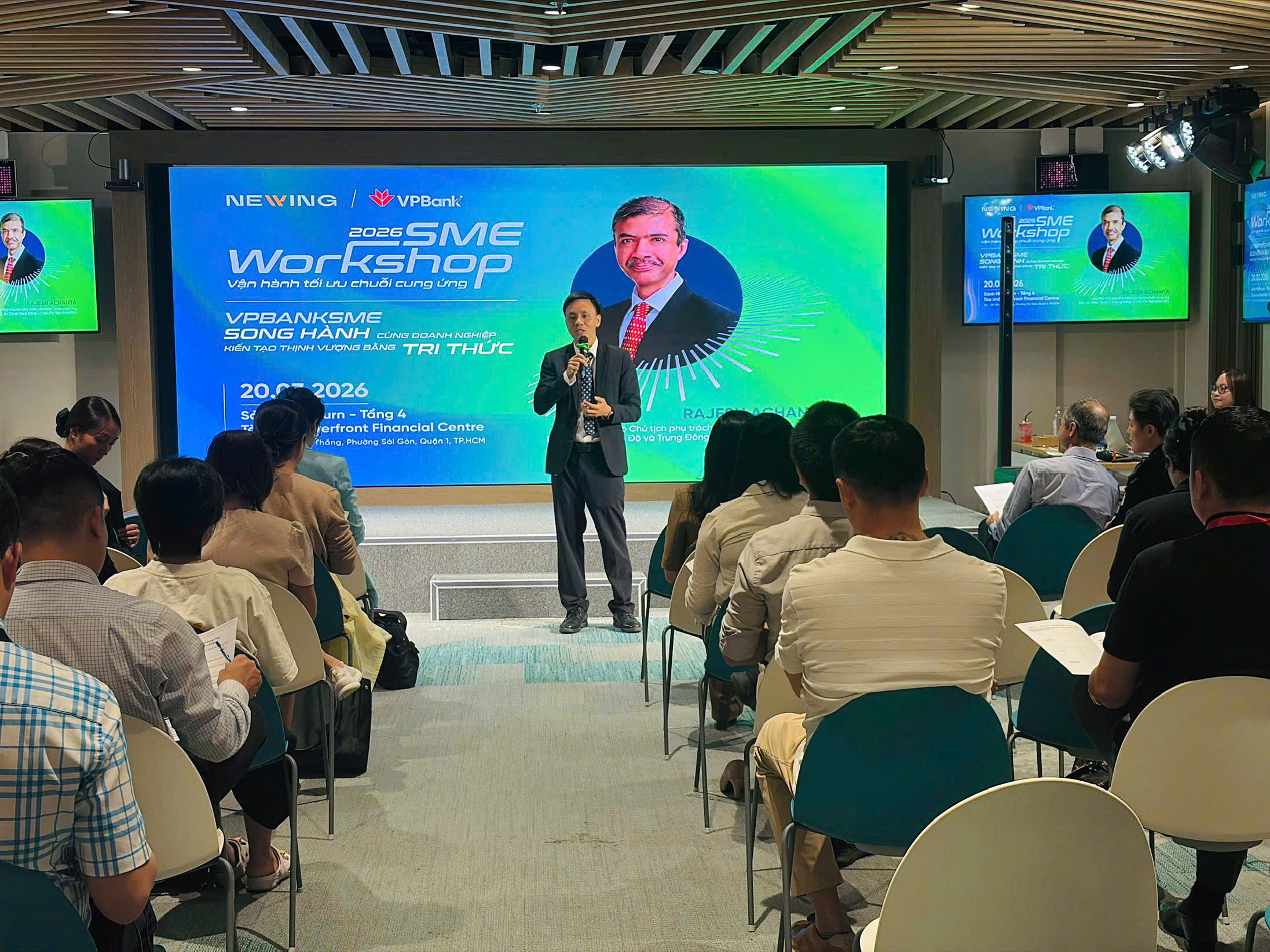 &Ocirc;ng Đ&agrave;o Gia Hưng, Gi&aacute;m đốc Khối VPBank SME cho biết, ng&acirc;n h&agrave;ng đồng h&agrave;nh hỗ trợ doanh nghiệp kh&ocirc;ng chỉ bằng vốn m&agrave; bằng tri thức