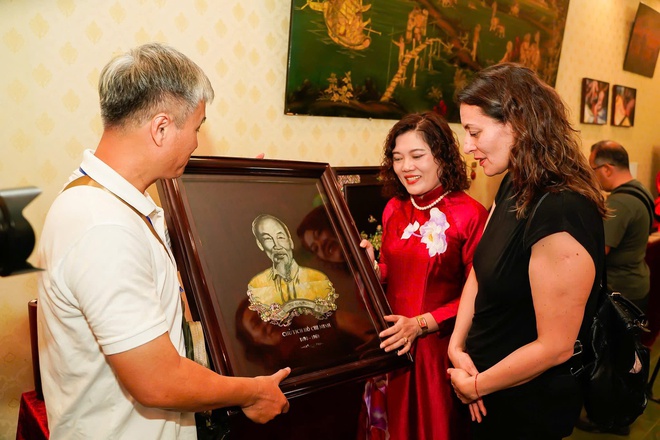 Du kh&aacute;ch quốc tế tham quan, t&igrave;m hiểu v&agrave; chi&ecirc;m ngưỡng c&aacute;c sản phẩm thủ c&ocirc;ng mỹ nghệ truyền thống Việt Nam.