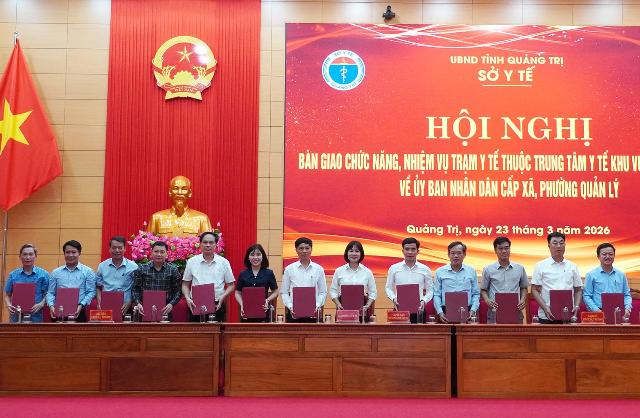 Đại diện c&aacute;c đơn vị k&yacute; kết Bi&ecirc;n bản b&agrave;n giao, tiếp nhận trạm y tế về UBND cấp x&atilde; quản l&yacute;.