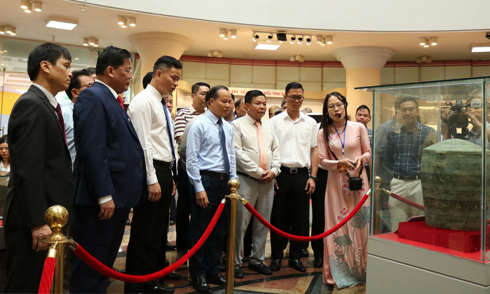 C&aacute;c đại biểu tham quan v&agrave; nghe thuyết minh về bảo vật quốc gia Thạp đồng.