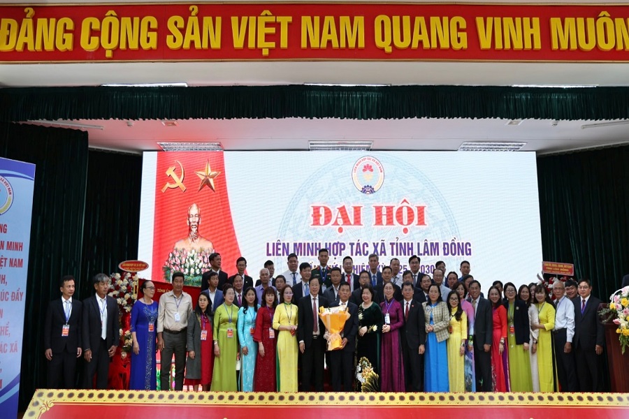 C&aacute;c đồng ch&iacute; l&atilde;nh đạo Trung ương v&agrave; tỉnh chụp ảnh lưu niệm c&ugrave;ng Ban Chấp h&agrave;nh Li&ecirc;n minh Hợp t&aacute;c x&atilde; tỉnh L&acirc;m Đồng kh&oacute;a I, nhiệm kỳ 2025 &ndash; 2030