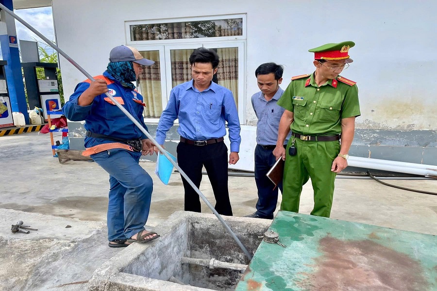 C&aacute;c ng&agrave;nh chức năng li&ecirc;n tục kiểm tra hoạt động kinh doanh xăng dầu, đảm bảo b&igrave;nh ổn thị trường