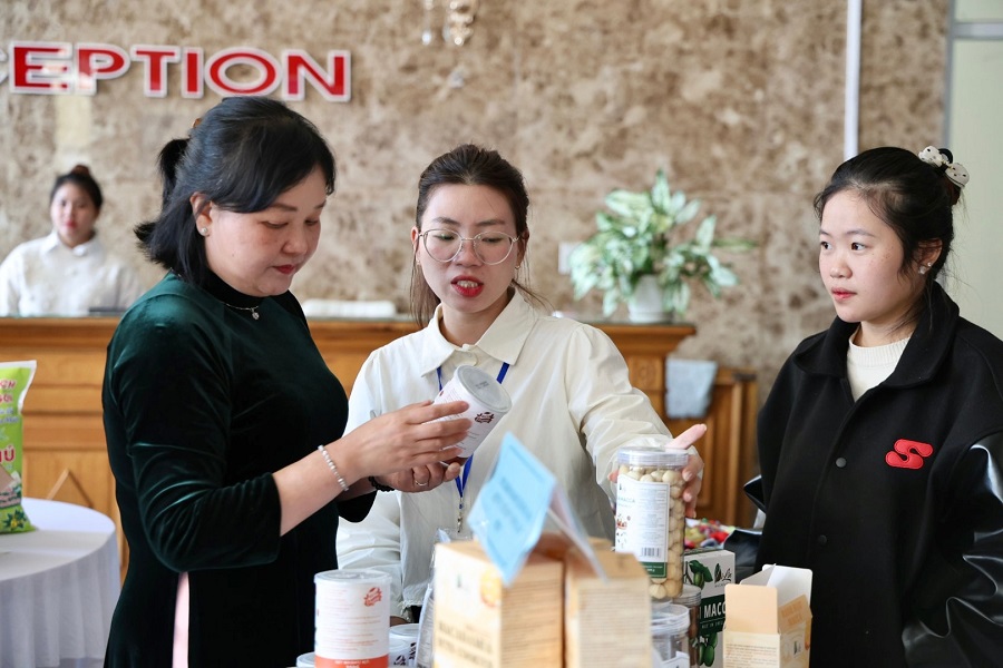 Đại biểu tham quan, kết nối ti&ecirc;u thụ c&aacute;c sản phẩm OCOP b&ecirc;n lề Đại hội