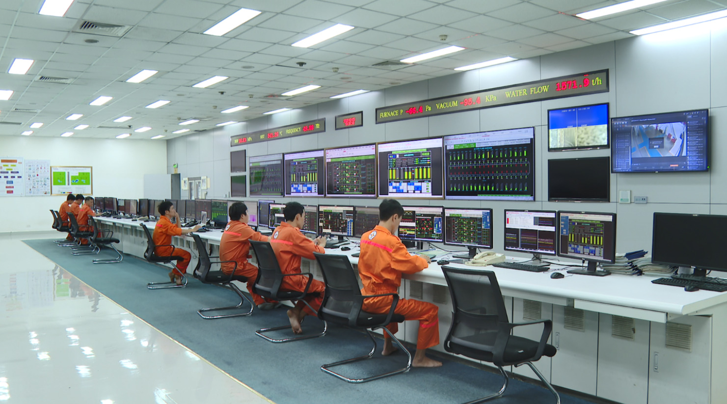 Đội ngũ vận h&agrave;nh vi&ecirc;n Nh&agrave; m&aacute;y nhiệt điện Vĩnh T&acirc;n 2 đang vận h&agrave;nh sản xuất điện