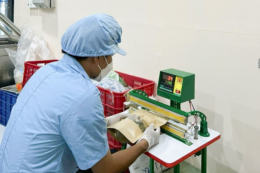 Đ&oacute;ng g&oacute;i sản phẩm thanh long