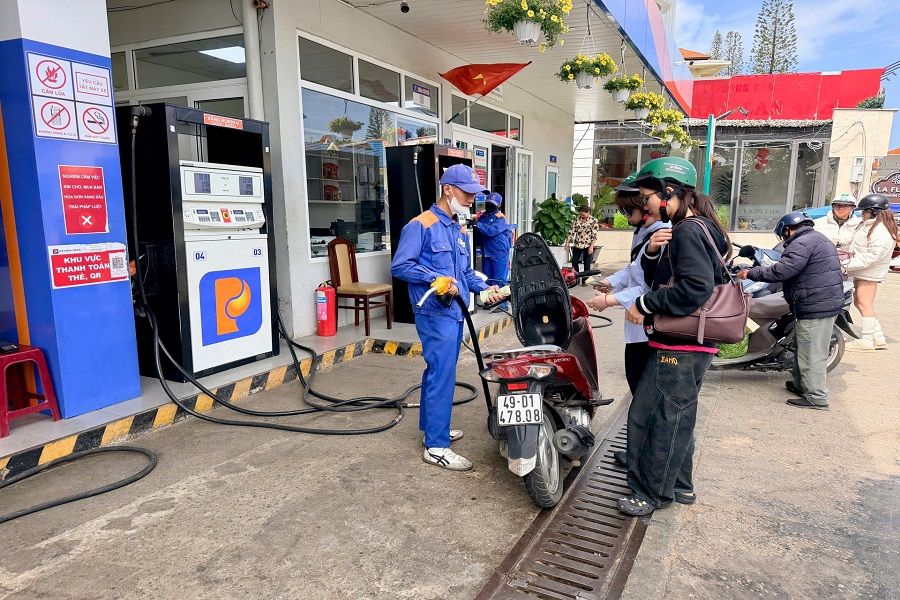 Ở lĩnh vực kinh doanh xăng dầu, Sở C&ocirc;ng thương cũng tăng cường gi&aacute;m s&aacute;t trong c&aacute;c kỳ điều chỉnh gi&aacute;, kiểm tra việc ni&ecirc;m yết v&agrave; b&aacute;n h&agrave;ng theo gi&aacute; c&ocirc;ng khai.