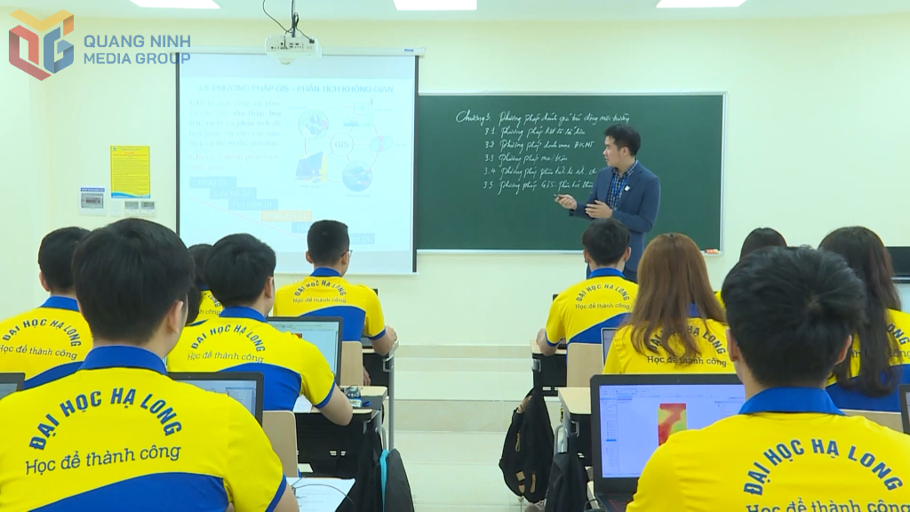 Trường Đại học Hạ Long đổi mới chương tr&igrave;nh đ&agrave;o tạo theo hướng ứng dụng, t&iacute;ch hợp nội dung STEM, tăng cường năng lực số cho sinh vi&ecirc;n