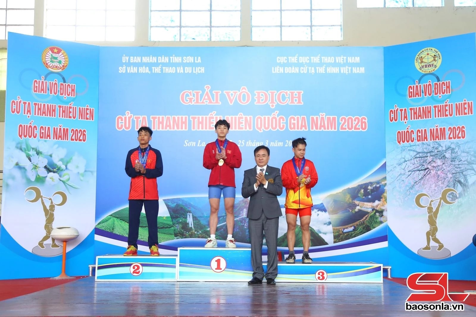 VĐV Phạm Quang Vinh của Thanh H&oacute;a tr&ecirc;n bục nhận HCB. (Ảnh: B&aacute;o Sơn La).