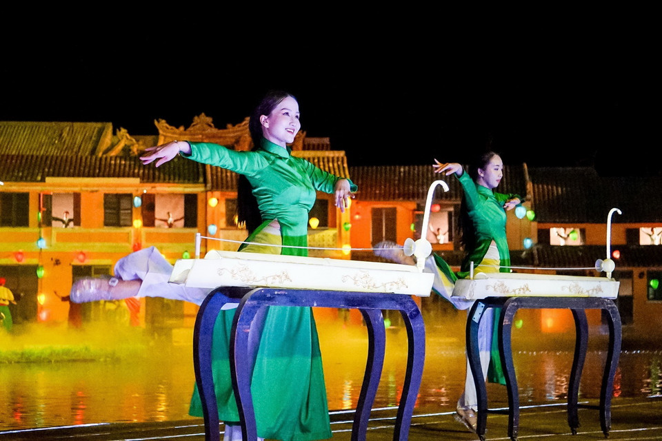 K&yacute; ức Hội An - chương tr&igrave;nh nghệ thuật thực cảnh đầy m&agrave;u sắc, tr&ecirc;n s&acirc;n khấu ngo&agrave;i trời rộng 25.000m2 với gần 500 diễn vi&ecirc;n biểu diễn, sử dụng nhiều ng&ocirc;n ngữ nghệ thuật. Ảnh: Kh&aacute;nh H&ograve;a/TTXVN