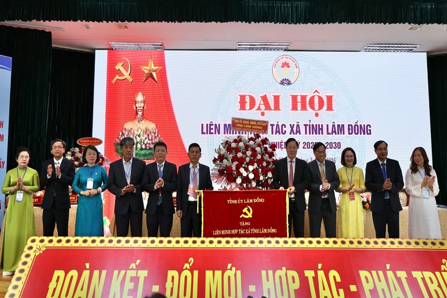 L&atilde;nh đạo tỉnh L&acirc;m Đồng tặng hoa v&agrave; bức trướng ch&uacute;c mừng Đại hội đại biểu Li&ecirc;n minh Hợp t&aacute;c x&atilde; tỉnh L&acirc;m Đồng lần thứ I, nhiệm kỳ 2025 &ndash; 2030