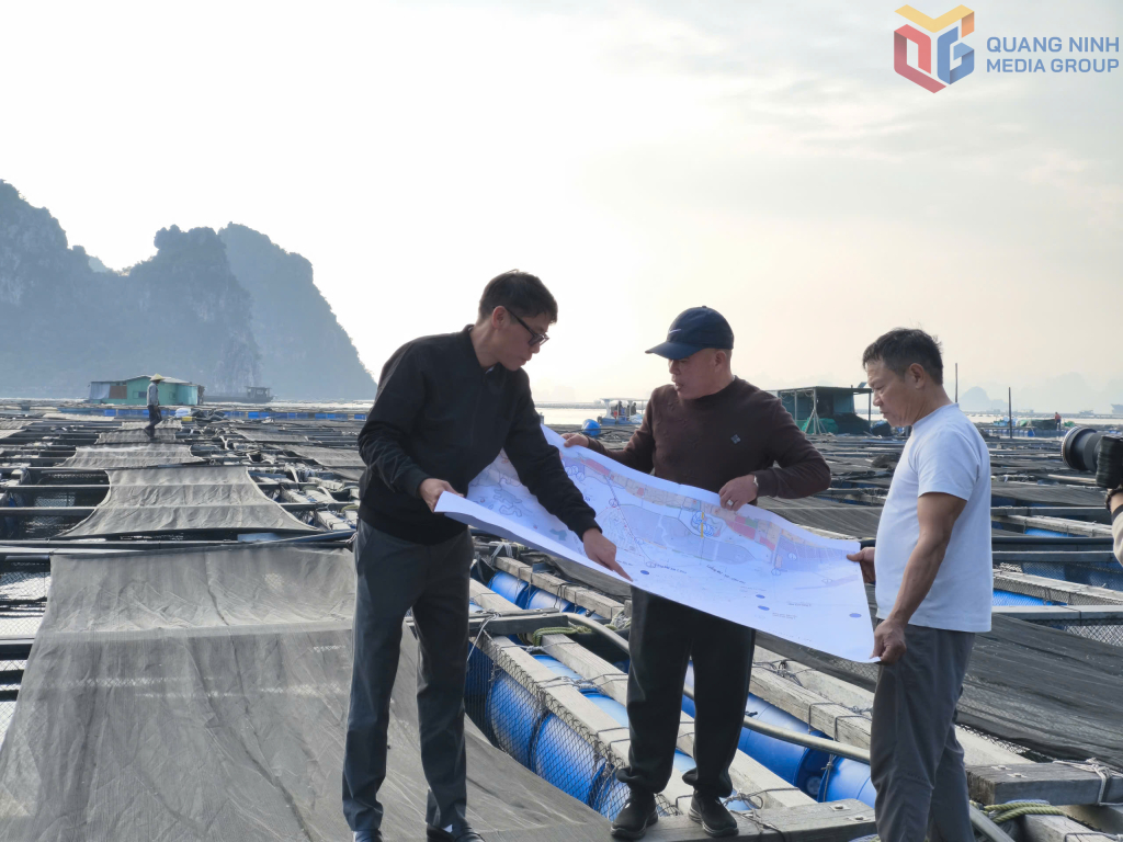 C&aacute;n bộ phường Cẩm Phả trao đổi với x&atilde; vi&ecirc;n HTX Hướng Dương về khu vực giao biển của HTX