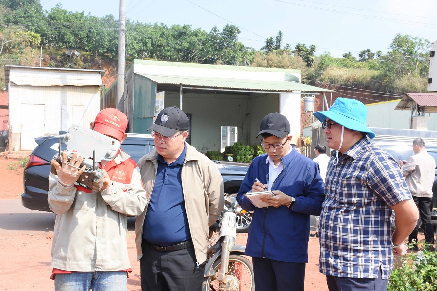 Ph&oacute; Chủ tịch UBND tỉnh Nguyễn Ngọc Ph&uacute;c khảo s&aacute;t khả năng vận h&agrave;nh thiết bị bay kh&ocirc;ng người l&aacute;i tại buổi kiểm tra thực địa
