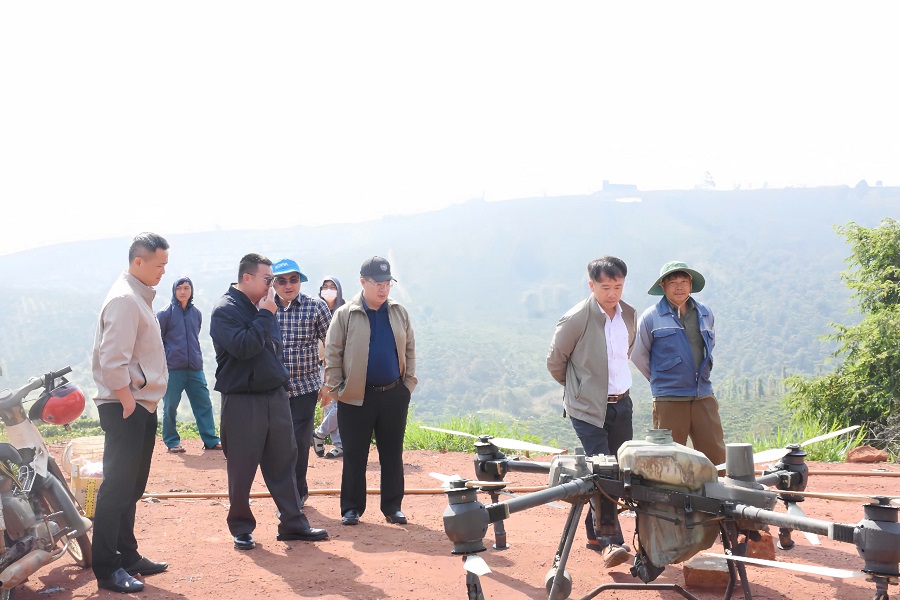 Ph&oacute; Chủ tịch UBND tỉnh Nguyễn Ngọc Ph&uacute;c khảo s&aacute;t thiết bị bay kh&ocirc;ng người l&aacute;i (drone)