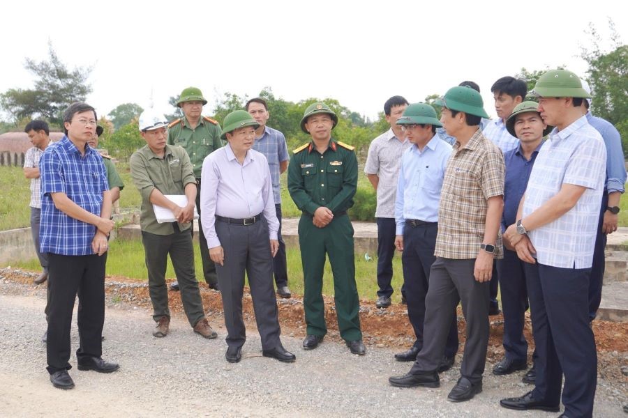 Chủ tịch UBND tỉnh L&ecirc; Hồng Vinh v&agrave; Ph&oacute; Chủ tịch Thường trực UBND tỉnh Ho&agrave;ng Nam kiểm tra dự &aacute;n Đường ven biển kết nối h&agrave;nh lang kinh tế Đ&ocirc;ng - T&acirc;y giai đoạn 1 tại x&atilde; Cửa Việt