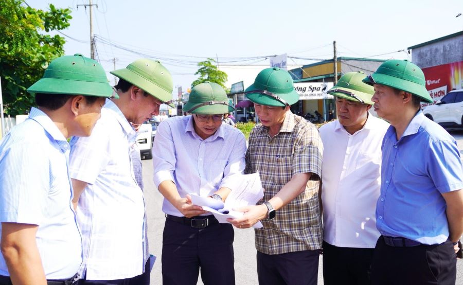 Ph&oacute; Chủ tịch Thường trực UBND tỉnh Quảng Trị Ho&agrave;ng Nam đi kiểm tra tiến độ triển khai dự &aacute;n tuyến đường bộ ven biển đoạn tuyến qua khu vực cầu Cửa T&ugrave;ng v&agrave; Cửa Việt