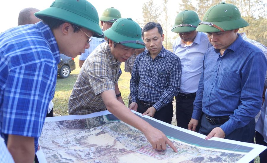 Ph&oacute; Chủ tịch Thường trực UBND tỉnh Ho&agrave;ng Nam kiểm tra thực địa tuyến đường bộ ven biển đoạn từ đường Dương Kh&ecirc; đến ranh giới TP. Huế