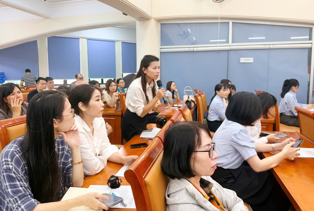 Đại diện hộ kinh doanh trao đổi một số nội dung