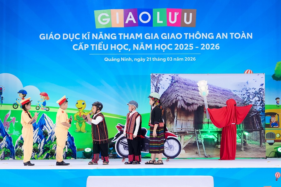 Tr&igrave;nh diễn tiểu phẩm, thể hiện năng khiếu về chủ đề An to&agrave;n giao th&ocirc;ng