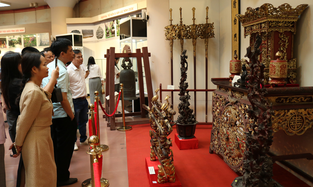 Du kh&aacute;ch tham quan trưng b&agrave;y.