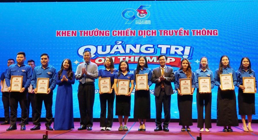 C&aacute;c đồng ch&iacute; l&atilde;nh đạo tỉnh trao Giấy chứng nhận cho 10 đơn vị Đo&agrave;n c&oacute; sản phẩm ti&ecirc;u biểu tham gia Chiến dịch truyền th&ocirc;ng 