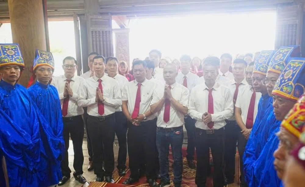 C&aacute;c &ocirc;ng b&ocirc; mặc &aacute;o sơ mi, thắt c&agrave; vạt chỉn chu l&agrave;m nghi thức tế th&aacute;nh, tế thọ.