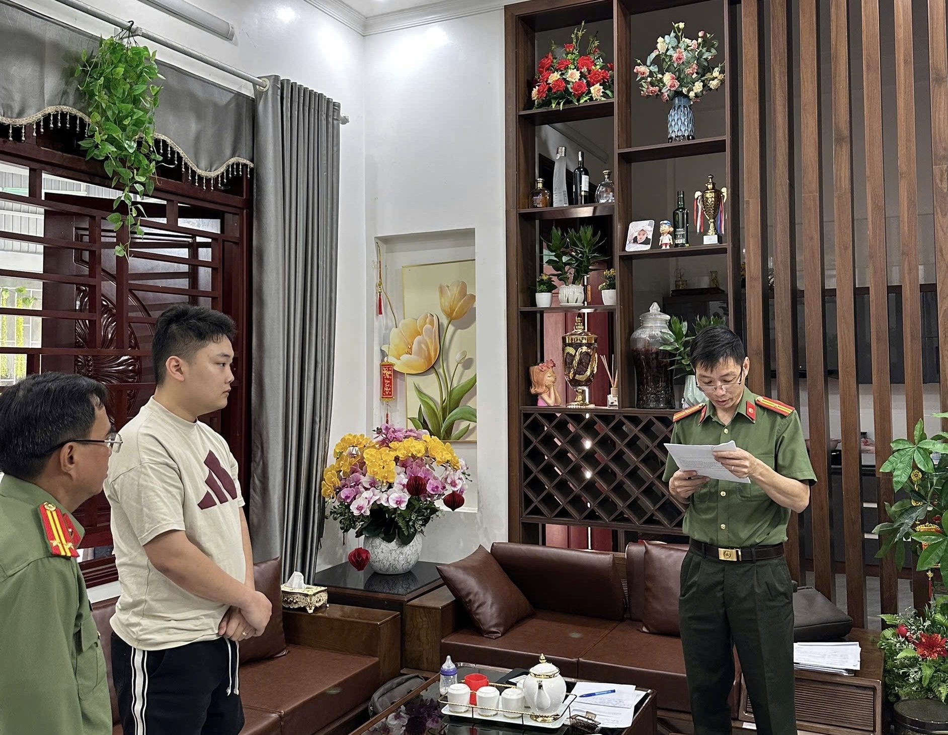 Cơ quan An ninh điều tra C&ocirc;ng an tỉnh Thanh H&oacute;a tiến h&agrave;nh kh&aacute;m x&eacute;t nh&agrave; đối tượng