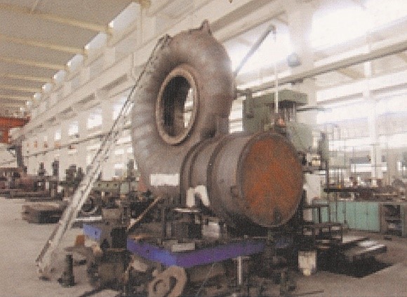 Sản phẩm tuabin thủy c&ocirc;ng c&ocirc;ng suất 2100kW do Nh&agrave; m&aacute;y Sửa chữa thiết bị điện Đ&ocirc;ng Anh sản xuất năm 1985. Ảnh tư liệu