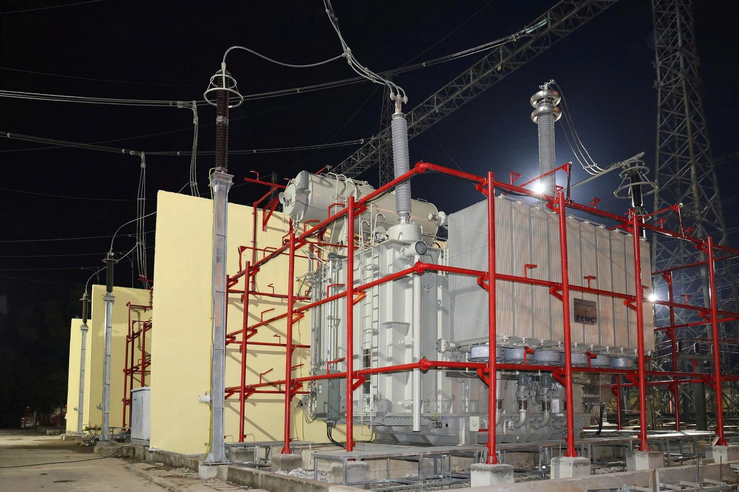 MBA 3 pha 500kV-900MVA đầu ti&ecirc;n do Việt Nam chế tạo được đ&oacute;ng điện th&agrave;nh c&ocirc;ng tại Trạm biến &aacute;p 500kV H&ograve;a B&igrave;nh v&agrave;o th&aacute;ng 12/2025