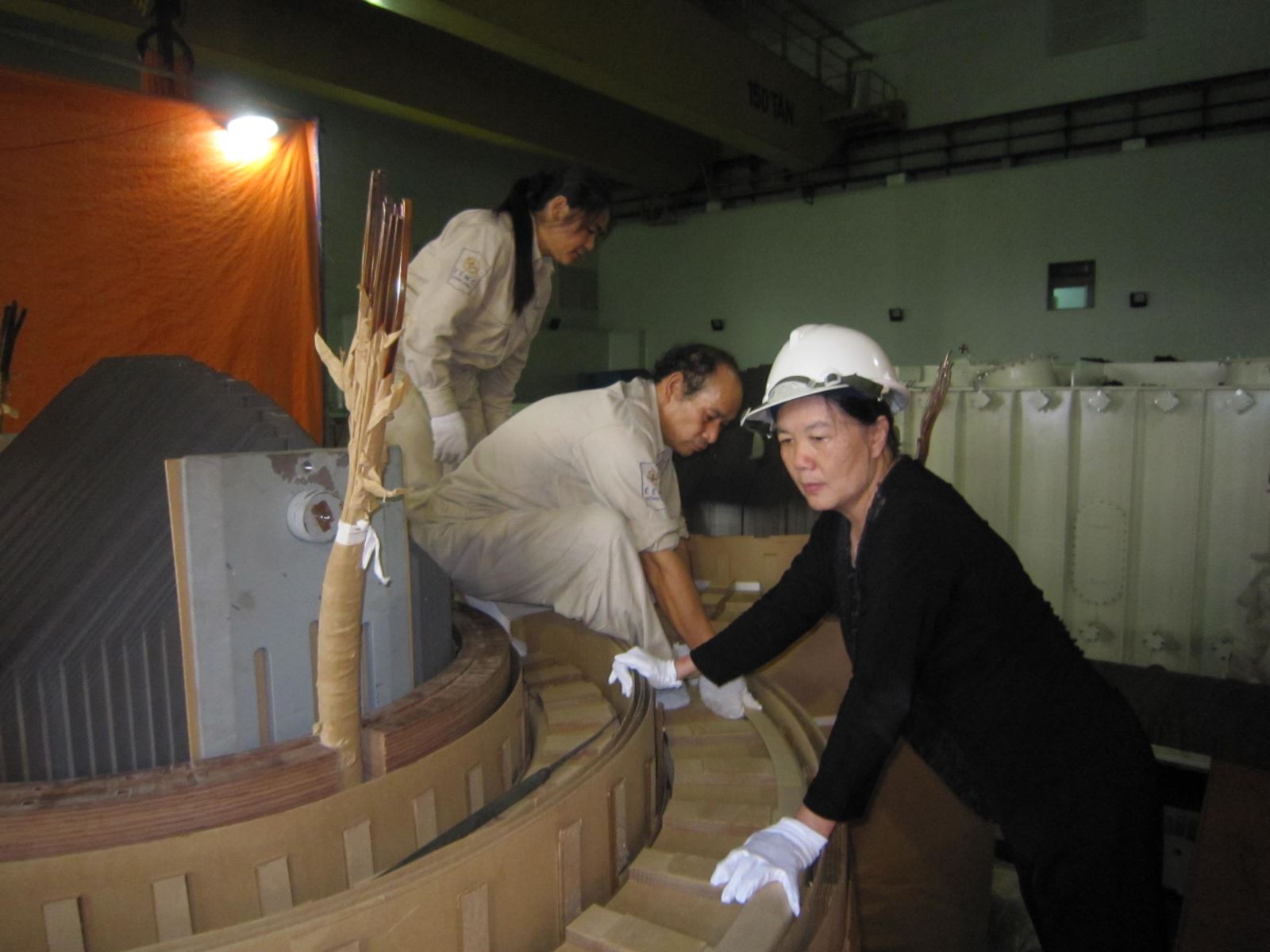 Anh h&ugrave;ng Lao động Nguyễn Thị Nguyệt (&aacute;o đen) &ndash; Nữ kỹ sư xuất sắc của EEMC gắn liền với việc chế tạo những chiếc MBA 110kV, 220kV v&agrave; 500kV đầu ti&ecirc;n. Ảnh tư liệu