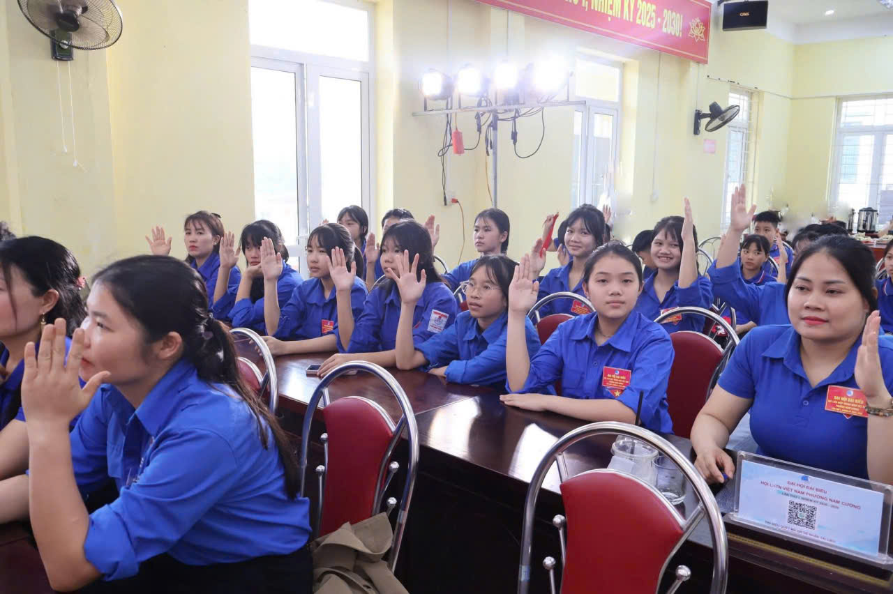 Đại biểu thanh ni&ecirc;n phường Nam Cường biểu quyết th&ocirc;ng qua c&aacute;c nội dung quan trọng tại Đại hội.