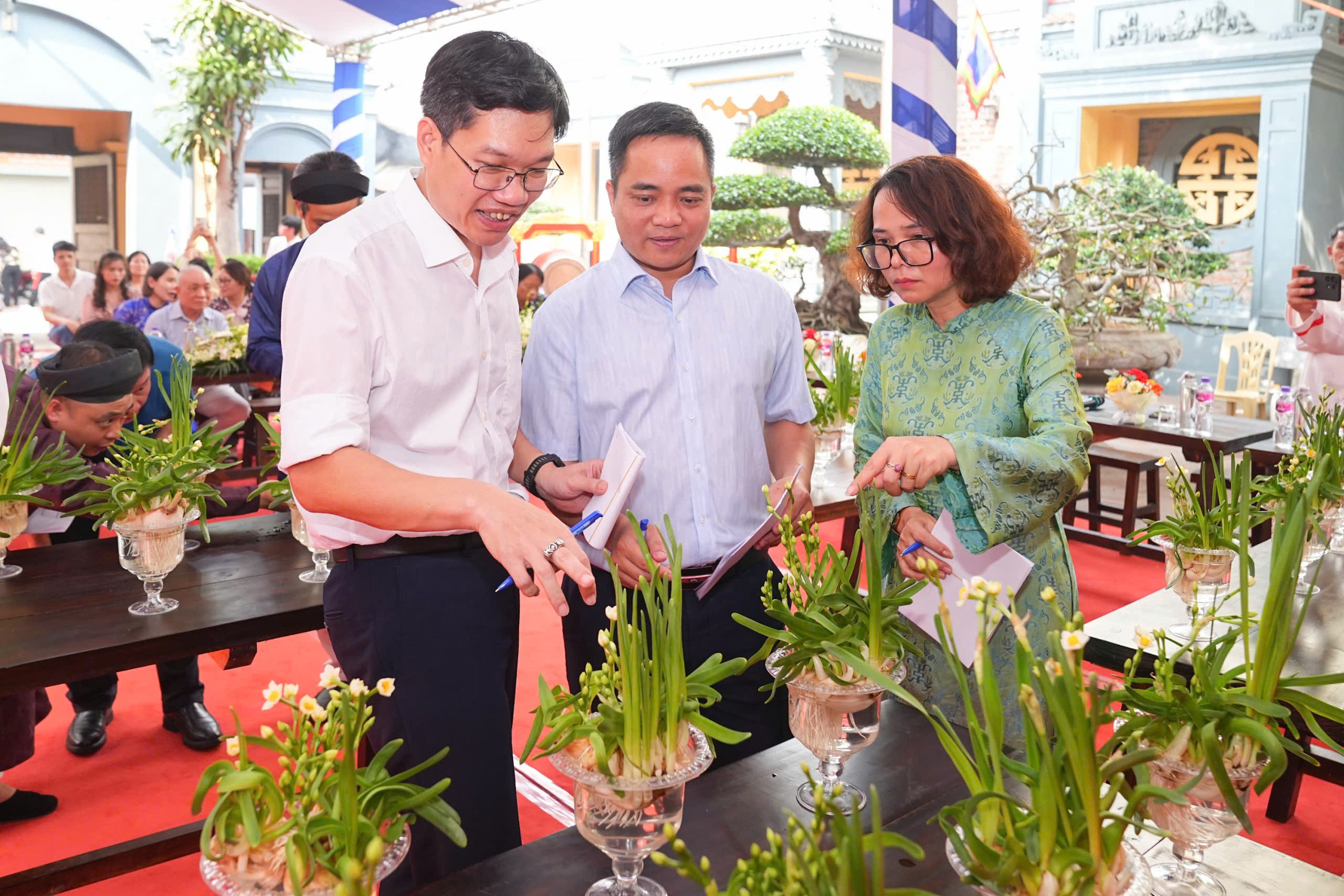 Ban Gi&aacute;m khảo chấm chọn c&aacute;c t&aacute;c phẩm.