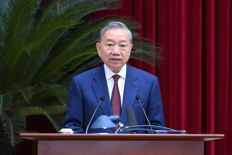 Tổng B&iacute; thư T&ocirc; L&acirc;m ph&aacute;t biểu bế mạc hội nghị. (Ảnh ĐĂNG KHOA)