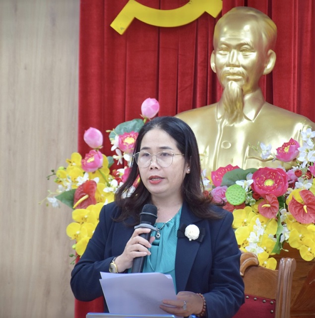 B&agrave; Đỗ Thị Diệu Hạnh th&ocirc;ng tin về hoạt động t&aacute;c nghiệp của c&aacute;c ph&oacute;ng vi&ecirc;n.