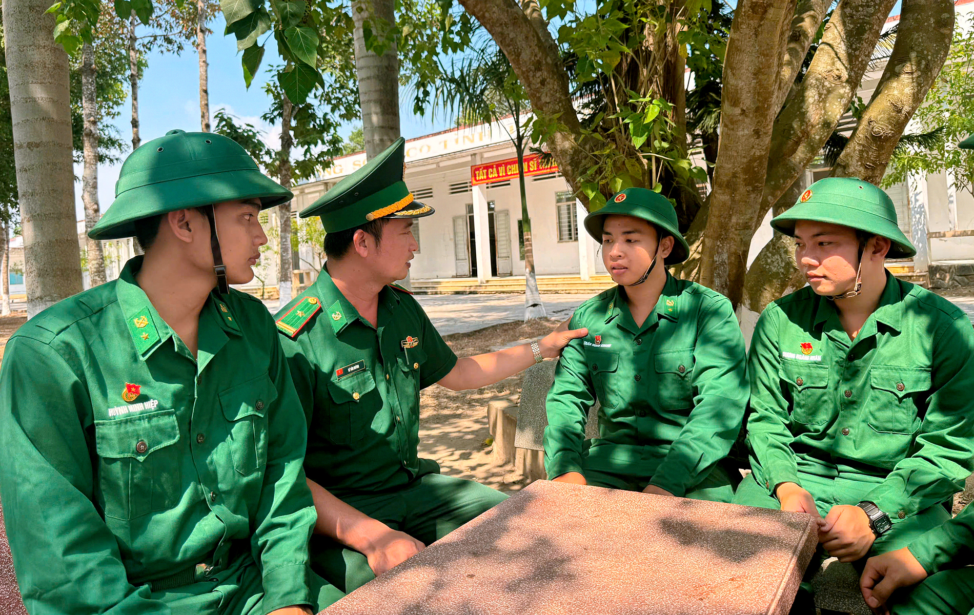 C&aacute;n bộ, chỉ huy c&aacute;c cấp động vi&ecirc;n, quan t&acirc;m, gần gũi, nắm bắt t&acirc;m tư chiến sĩ mới trong qu&aacute; tr&igrave;nh huấn luyện