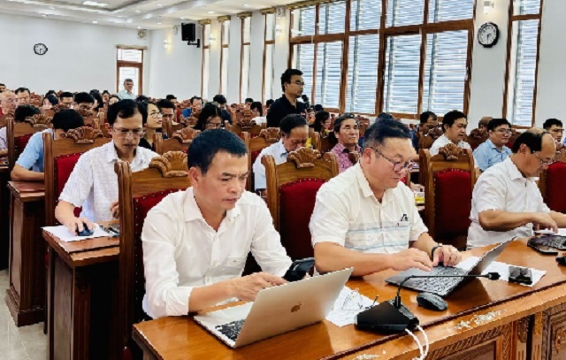 Ph&oacute;ng vi&ecirc;n B&aacute;o Tuổi Trẻ (đứng trong c&ugrave;ng) ph&aacute;t biểu &yacute; kiến trao đổi.