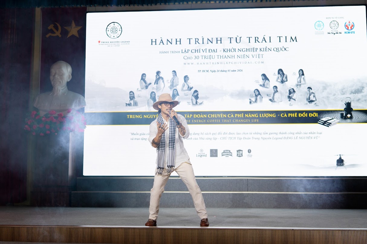 Kh&ocirc;ng kh&iacute; chương tr&igrave;nh trở n&ecirc;n s&ocirc;i động với phần biểu diễn &acirc;m nhạc từ Izara Thi&ecirc;n Nga v&agrave; Phạm Anh Khoa. Ảnh: T&ocirc; Thanh T&acirc;n